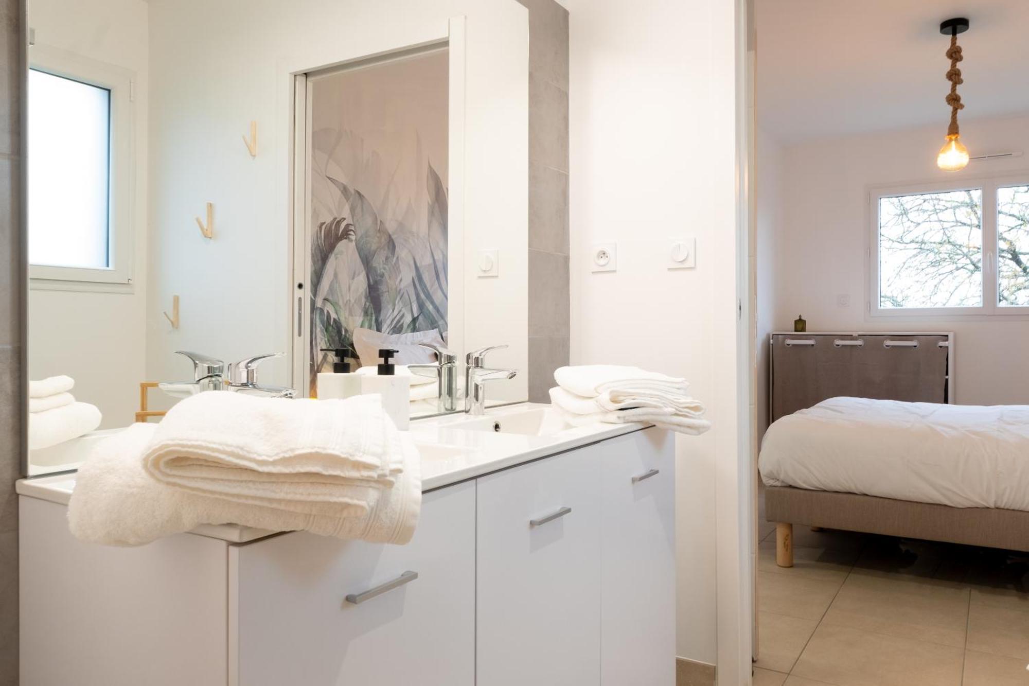 Appart Hotel La Gacilly-Centre Ville-Spa-Parking Zewnętrze zdjęcie